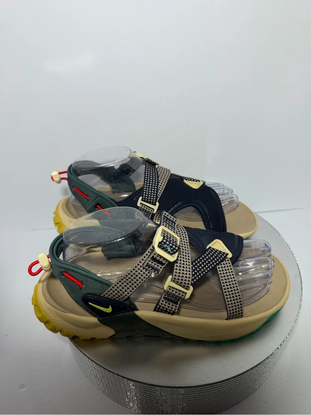 Women’s Nike Beige and Black Adjustable Strap Sandals size 8 Exellent condition